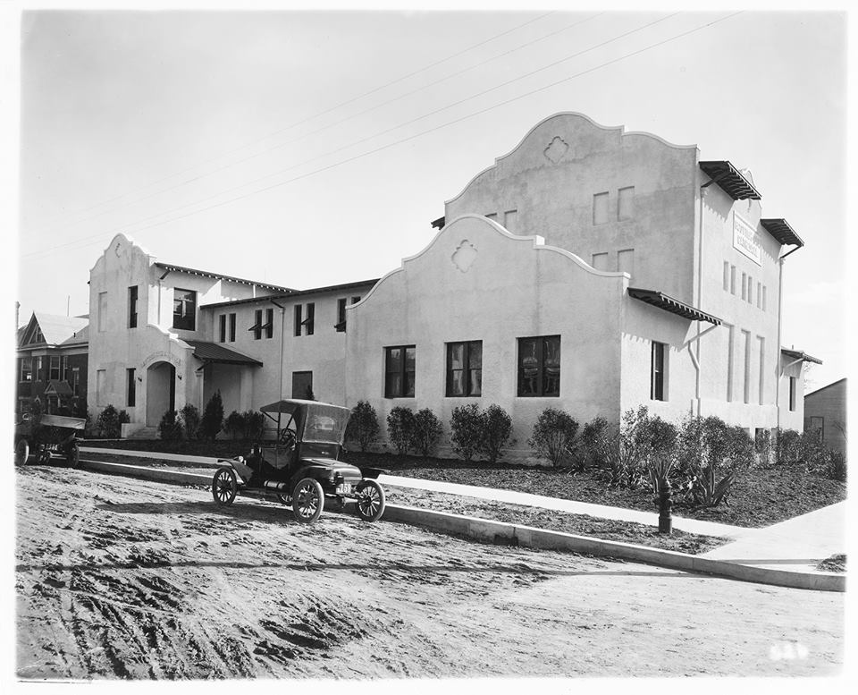  The first Longhorn indoor game is played at the Scottish Rite Temple in Austin in 1915. The gym in this building was where the UT Longhorns basketball team played for a while before the construction of Gregory Gym on campus in 1930. Prior to this, L